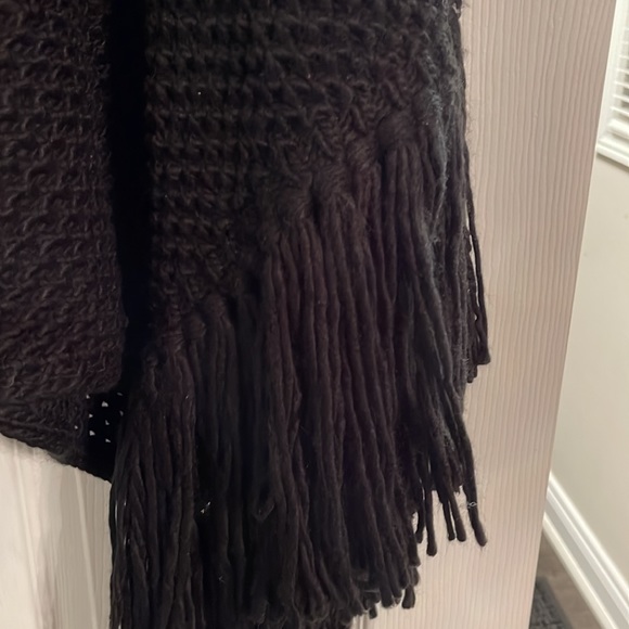 Beautiful Quality Black Poncho with Tassels - Picture 2 of 6